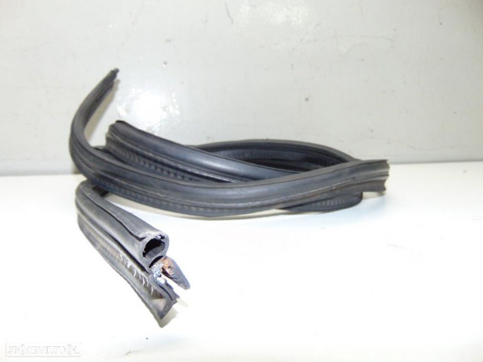 Opel Astra 4 portas borracha da mala - 2