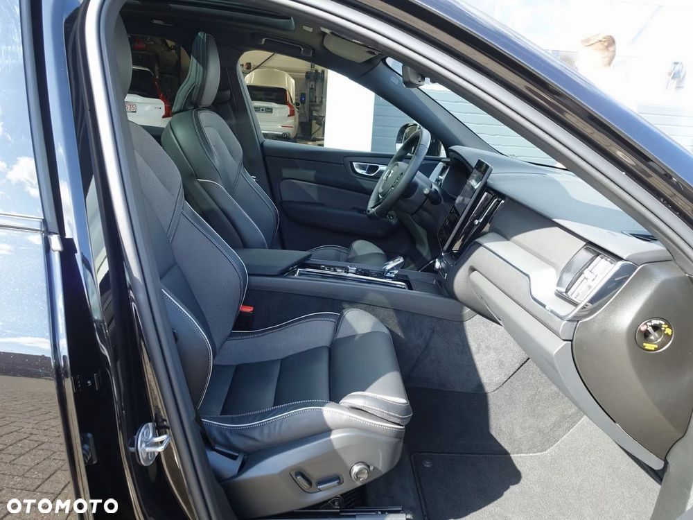 Volvo XC 60 B5 B AWD Plus Black Edition - 11