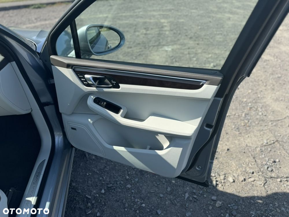 Porsche Macan Turbo PDK - 22