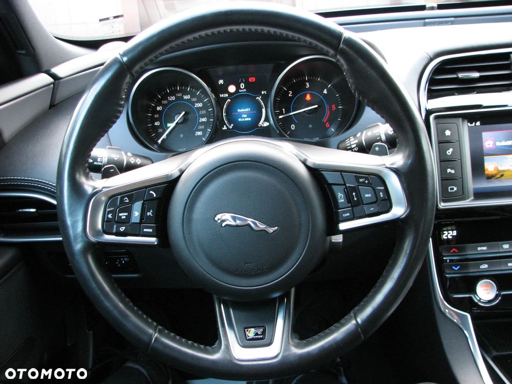 Jaguar XE D180 R-Dynamic S - 23