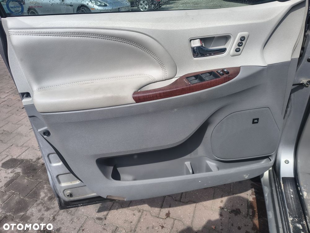 Toyota Sienna - 11