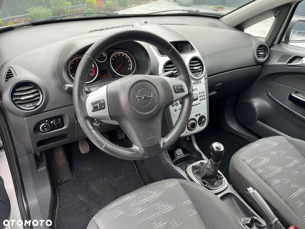 Opel Corsa 1.4 16V Cosmo - 11