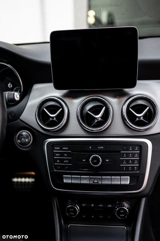 Mercedes-Benz CLA 220 4-Matic AMG Line - 22