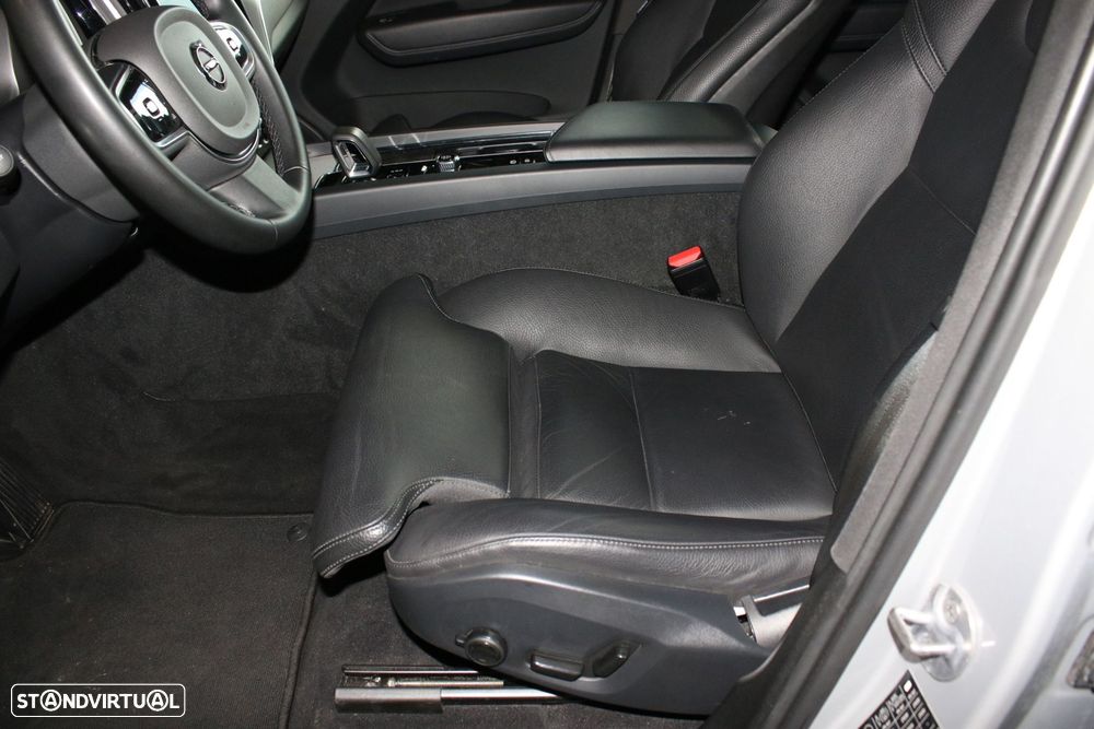Volvo XC 60 2.0 T6 PHEV Plus Dark AWD — fotografia 13