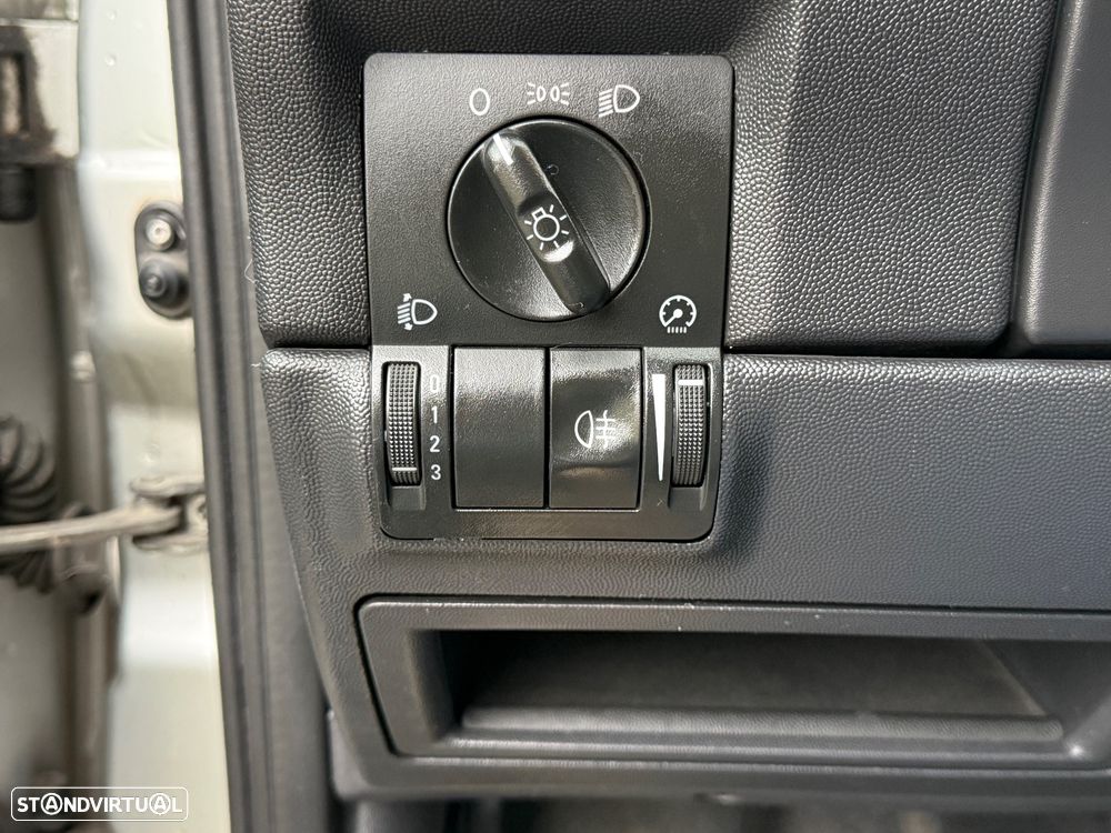 Opel Corsa 1.2 16V Confort - 16