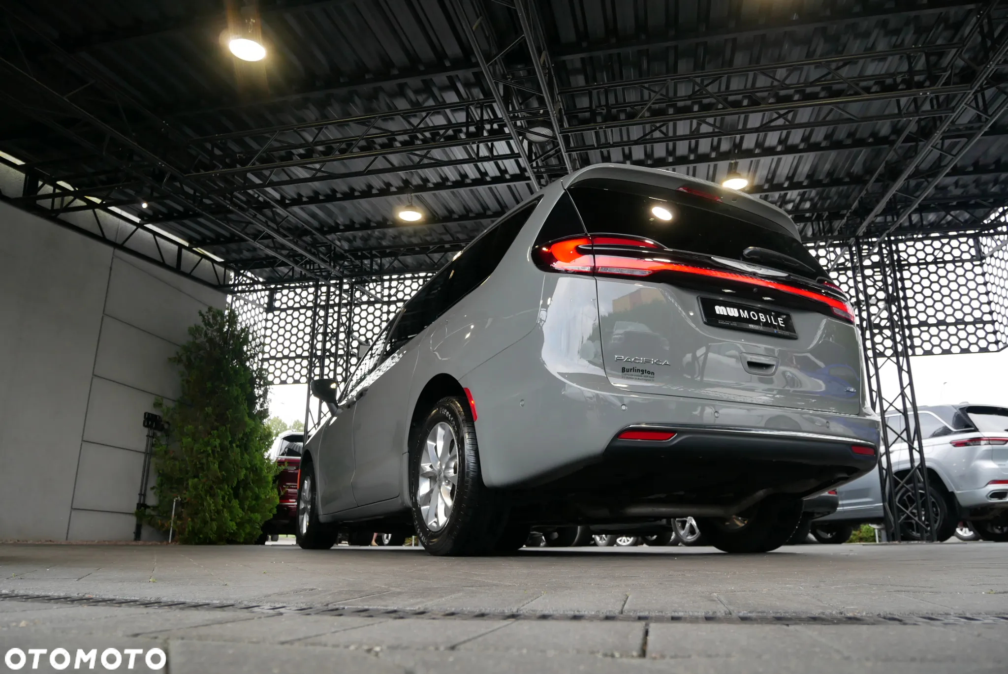 Chrysler Pacifica - 39