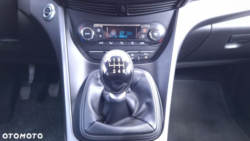 Ford Kuga 2.0 TDCi 2x4 Titanium - 16