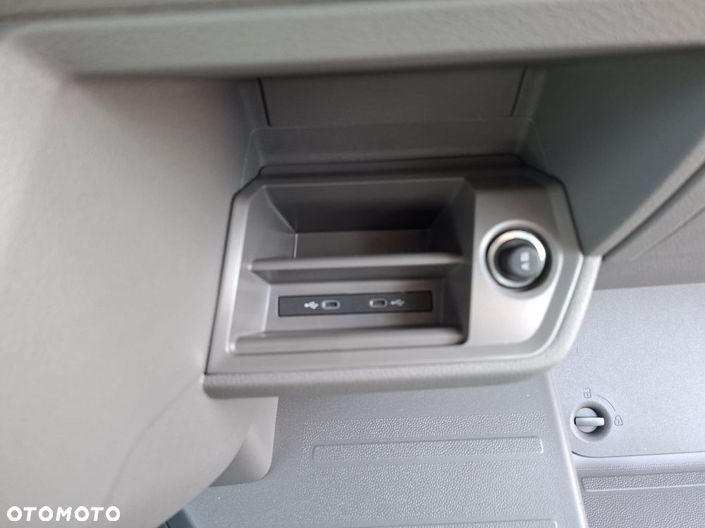 Volkswagen Crafter 35 Furgon z wysokim dachem silnik: 2,0 l EU6 177 KM / skrzynia biegów: Przedni napęd manualna 6-biegowa - 24