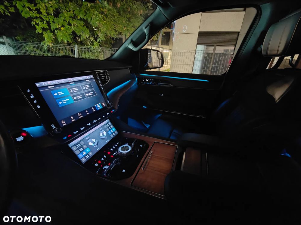 Jeep Grand Wagoneer - 21