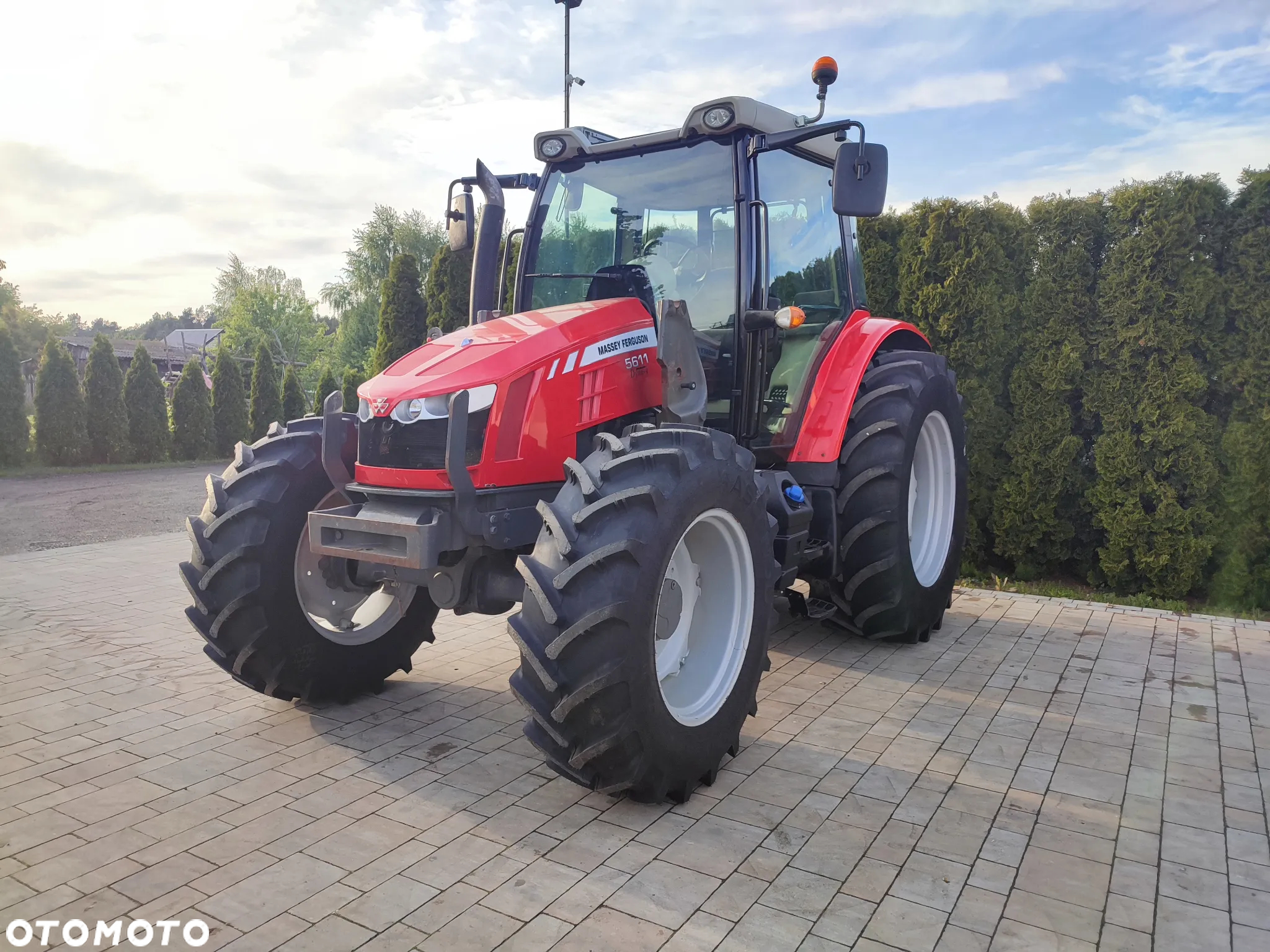 Massey Ferguson 5611 z ladowaczem - 2