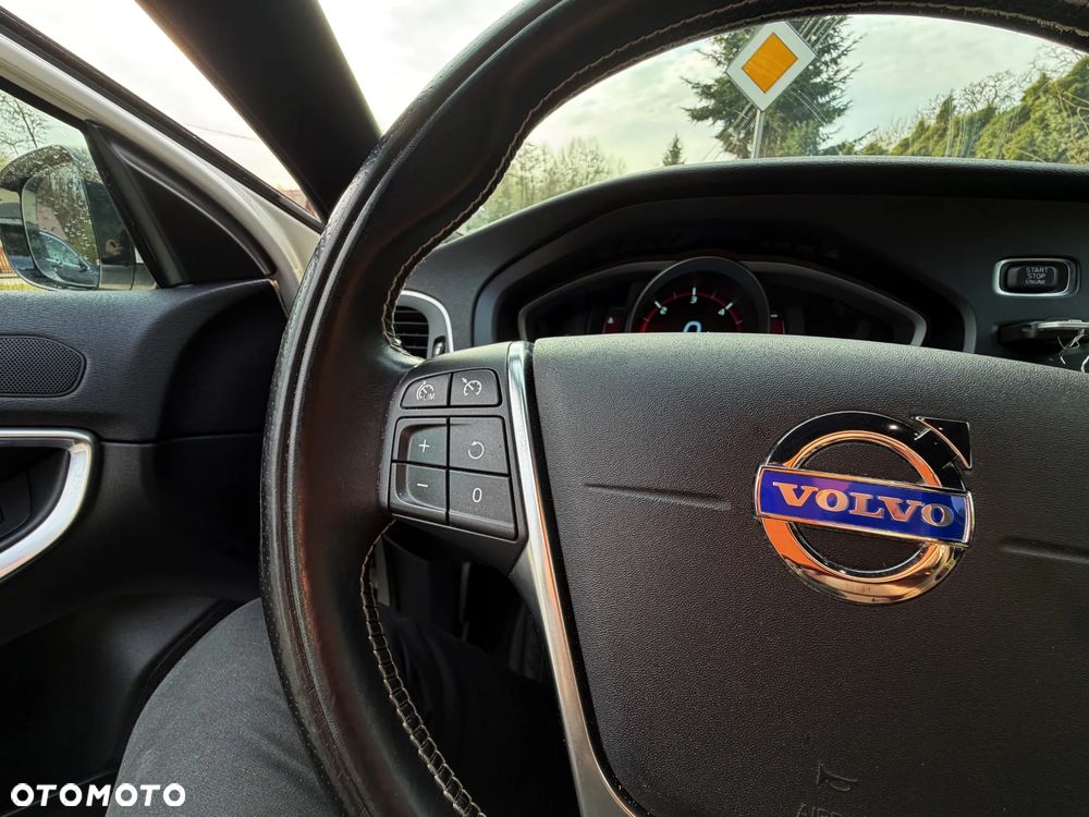 Volvo V40 D2 R Design - 32