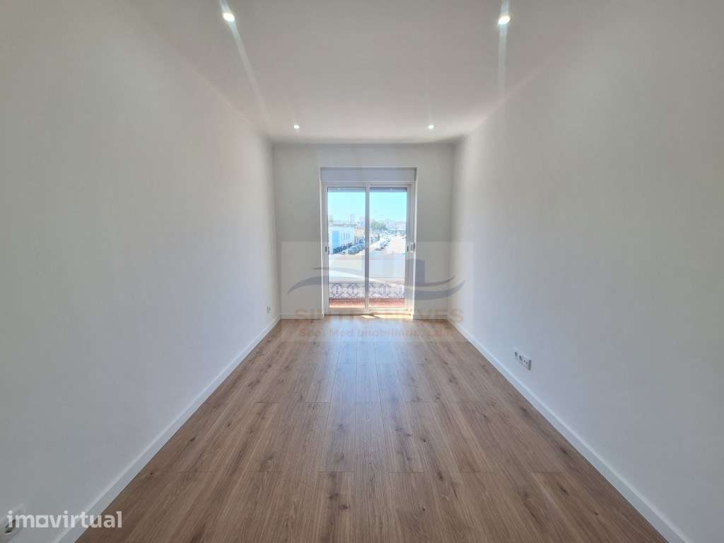 T1 Remodelado, cozinha independente, excelente varanda. - Grande imagem: 3/17