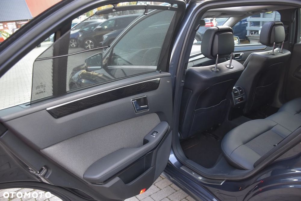 Mercedes-Benz Klasa E 350 CDI DPF 4Matic BlueEFFICIENCY 7G-TRONIC Avantgarde - 35