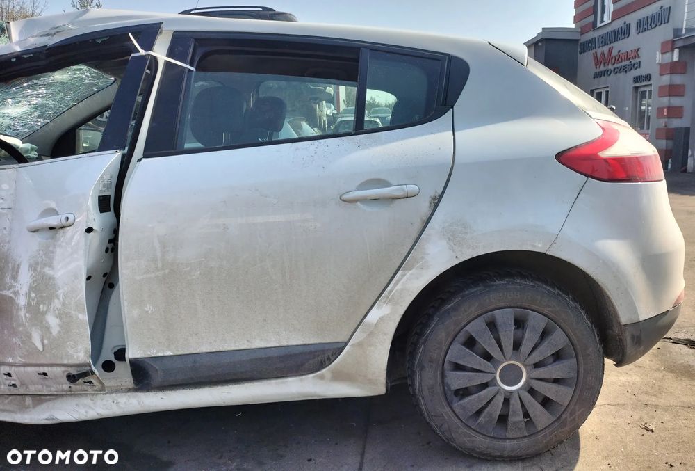 RENAULT MEGANE III LIFTBACK 1.5 dCi K9K836 SILNIK Z UKŁADEM PALIWOWYM DRZWI PRAWY PRZÓD TYŁ ZDERZAK KIEROWNICA AIRBAG MASKA BŁOTNIK KLAPA SZYBA LUSTERKO LAMPA SKRZYNIA CAŁY NA CZĘŚCI - 4