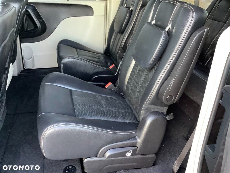 Chrysler Town & Country 3.6 Limited - 13