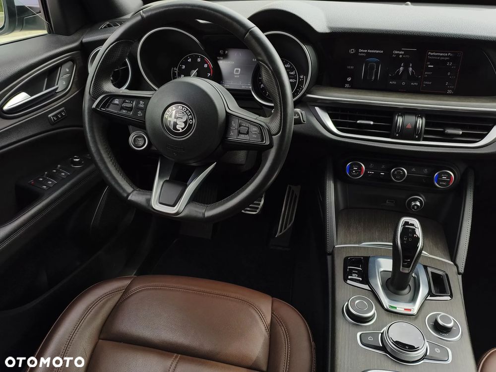 Alfa Romeo Stelvio 2.0 Turbo 16V AT8-Q4 Ti - 12