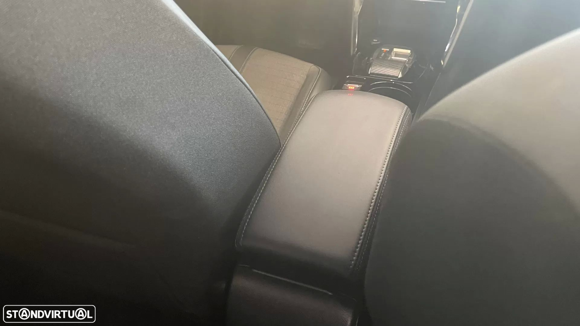 Peugeot 2008 1.2 PureTech Allure EAT8 - 37