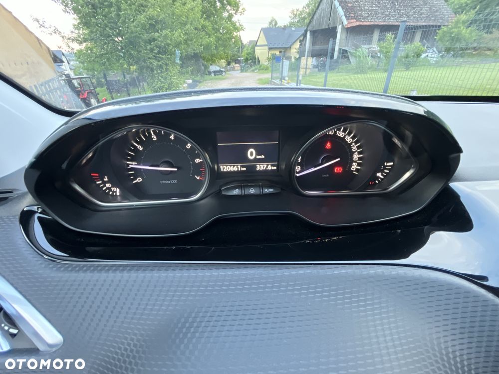Peugeot 2008 - 8