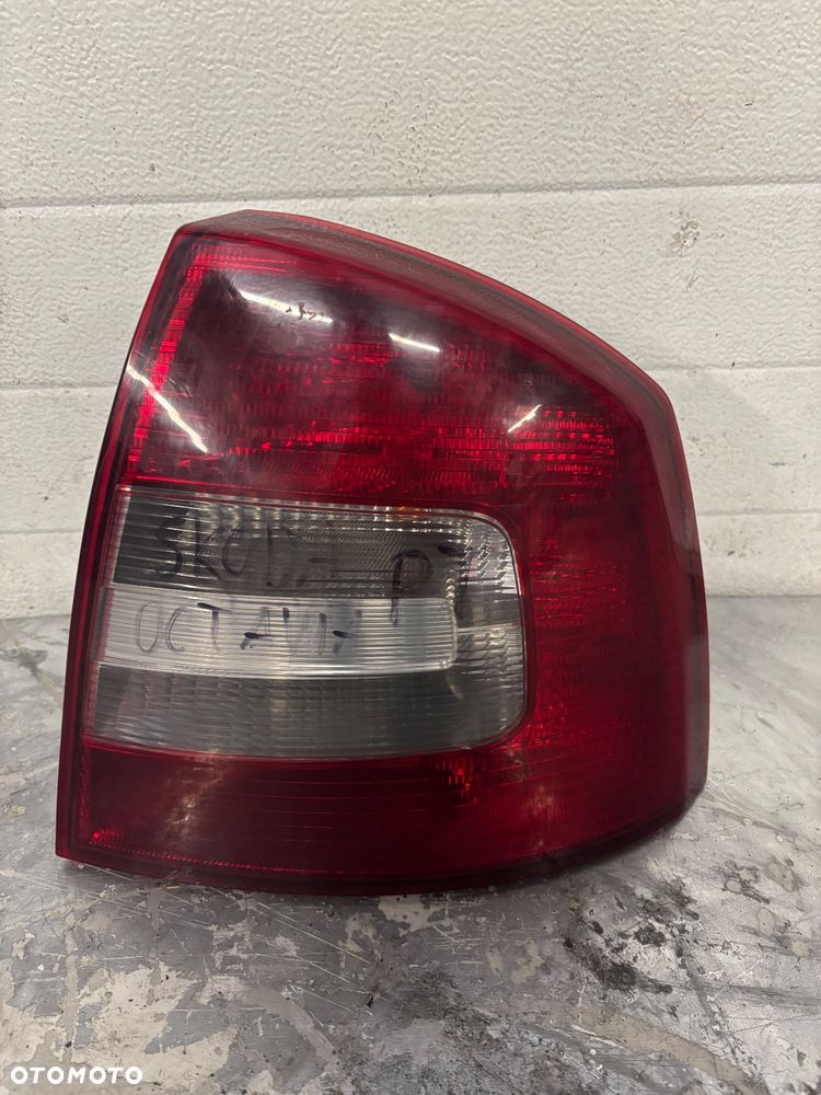 SKODA OCTAVIA II 2 SEDAN LAMPA PRAWY TYL TYLNA - 1