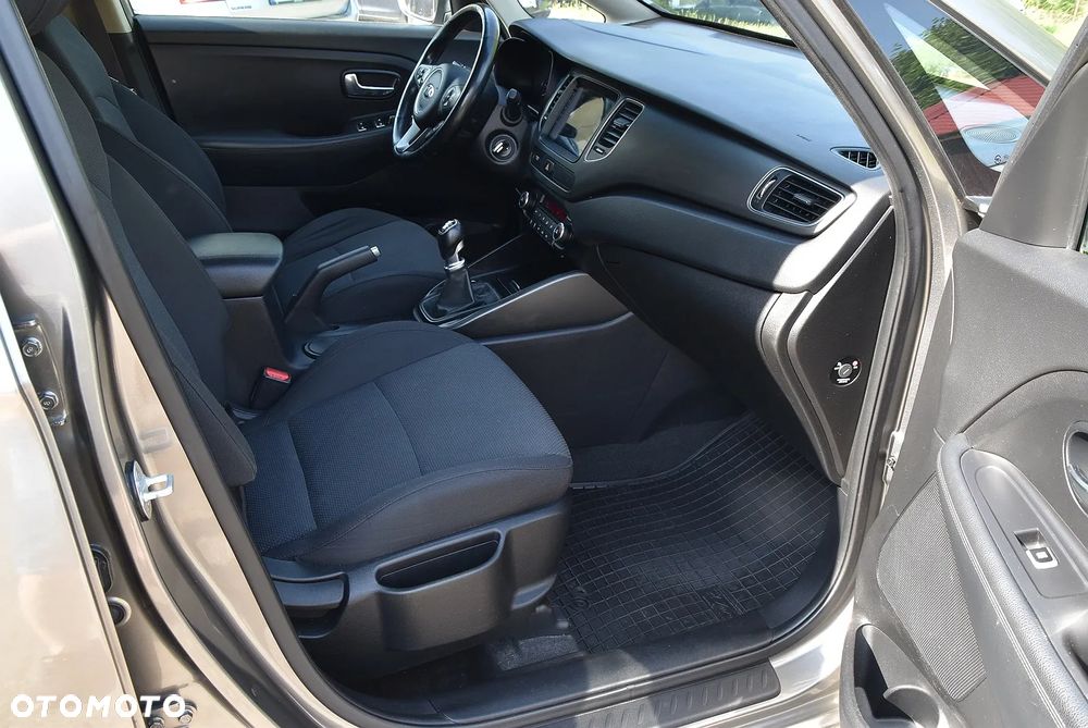 Kia Carens - 38