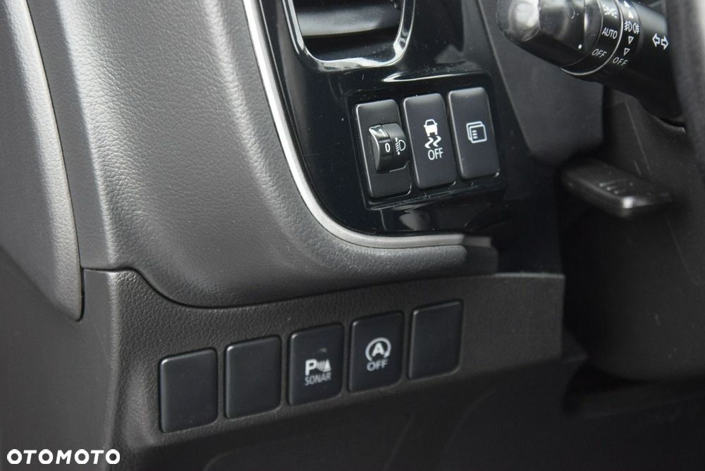 Mitsubishi Outlander 2.0 4WD Invite - 29