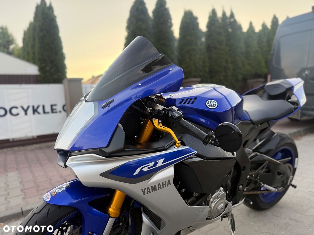 Yamaha R1 - 24