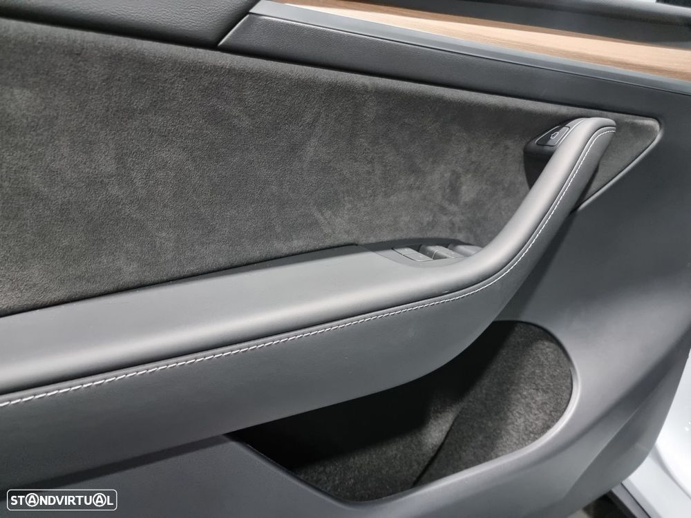 Tesla Model Y Long-Range RWD - 10