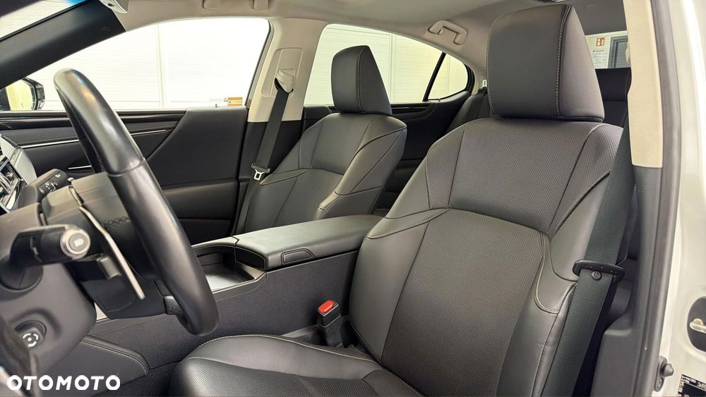 Lexus ES 300h Business Edition - 12