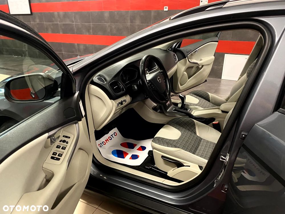 Volvo V40 Cross Country D2 Drive-E Dynamic Edition - 14