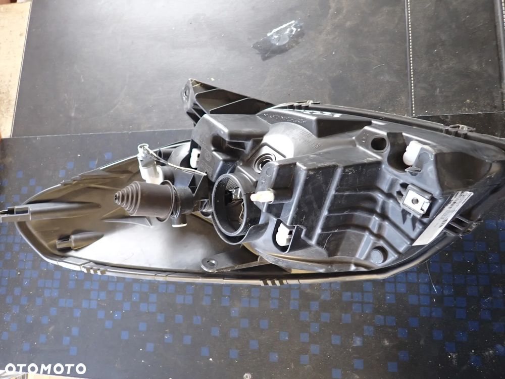 DACIA SANDERO LAMPA PRZÓD PRZEDNIA  LAMPA ROK  2009 NR  8200733877 - 5
