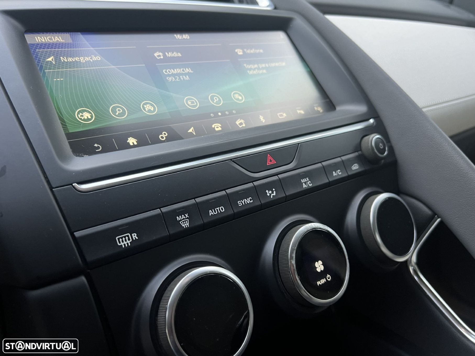 Jaguar E-Pace 2.0 i4D R-Dynamic S - 27