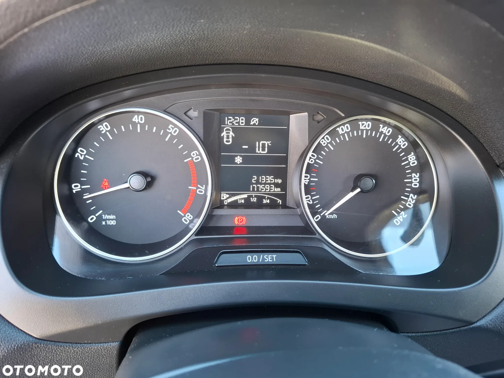 Skoda RAPID 1.2 TSI Active - 28