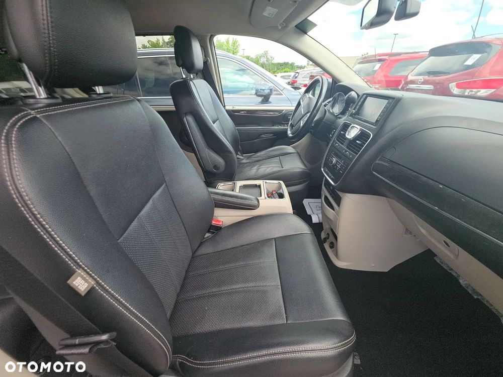 Chrysler Town & Country - 12