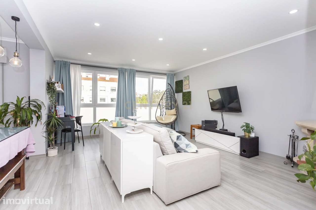 Apartamento T2 remodelado em Paio Pires com arrecadação - Grande imagem: 2/23