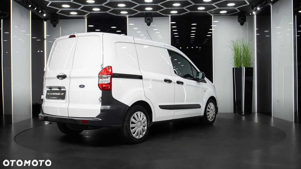 Ford Transit Courier - 10