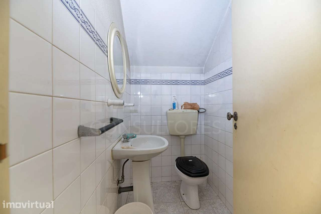 Fração A: R/C, destinado a garagem, composto por uma divisão ampla,... - Grande imagem: 4/5