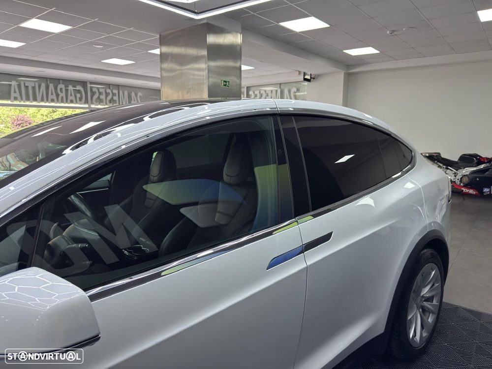 Tesla Model X - 13