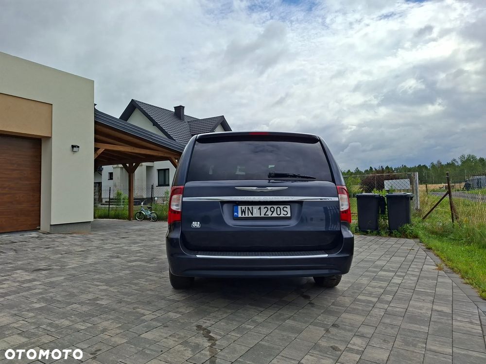 Chrysler Town & Country - 7