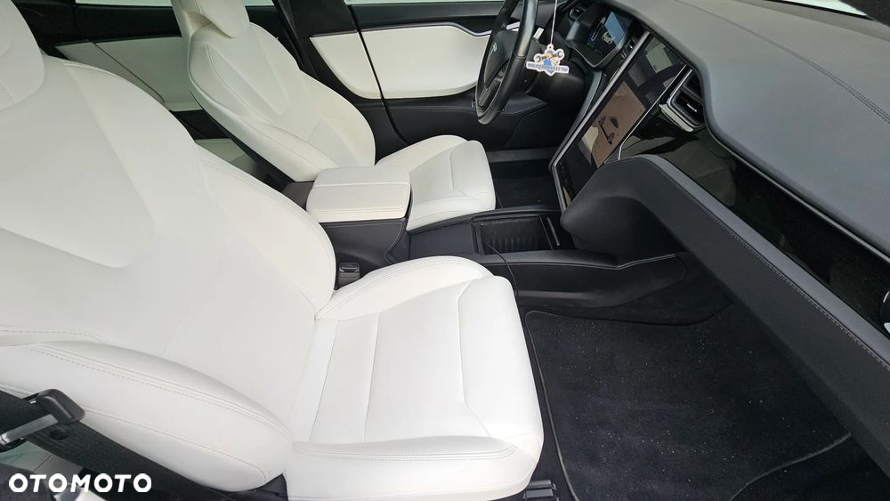 Tesla Model S - 4