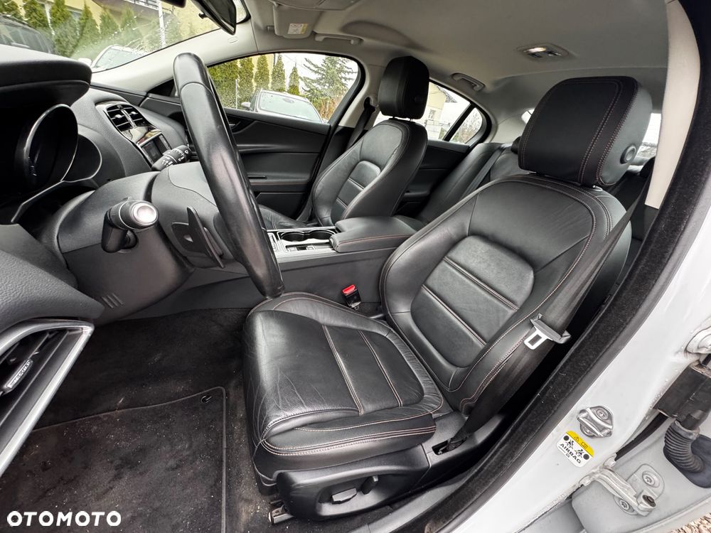 Jaguar XE 2.0 T Prestige - 35