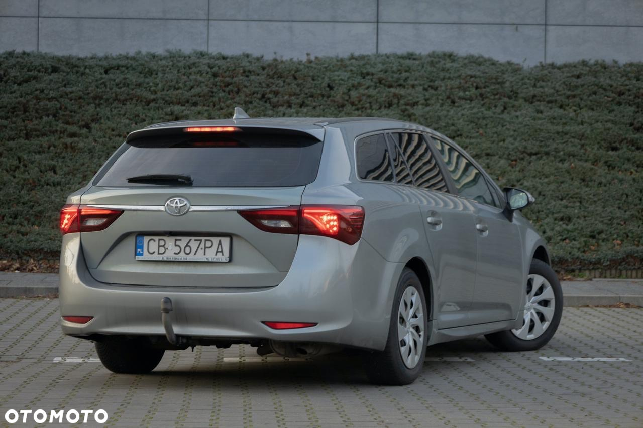 Toyota Avensis Combi 1.6 - 10