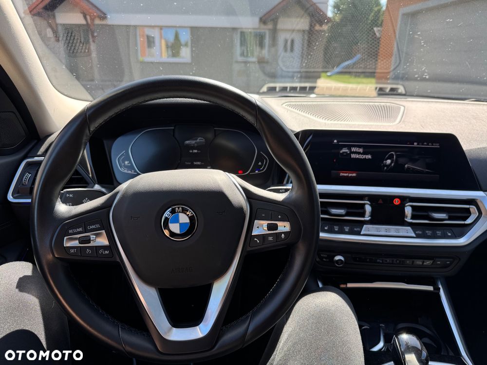 BMW Seria 3 318d mHEV - 16