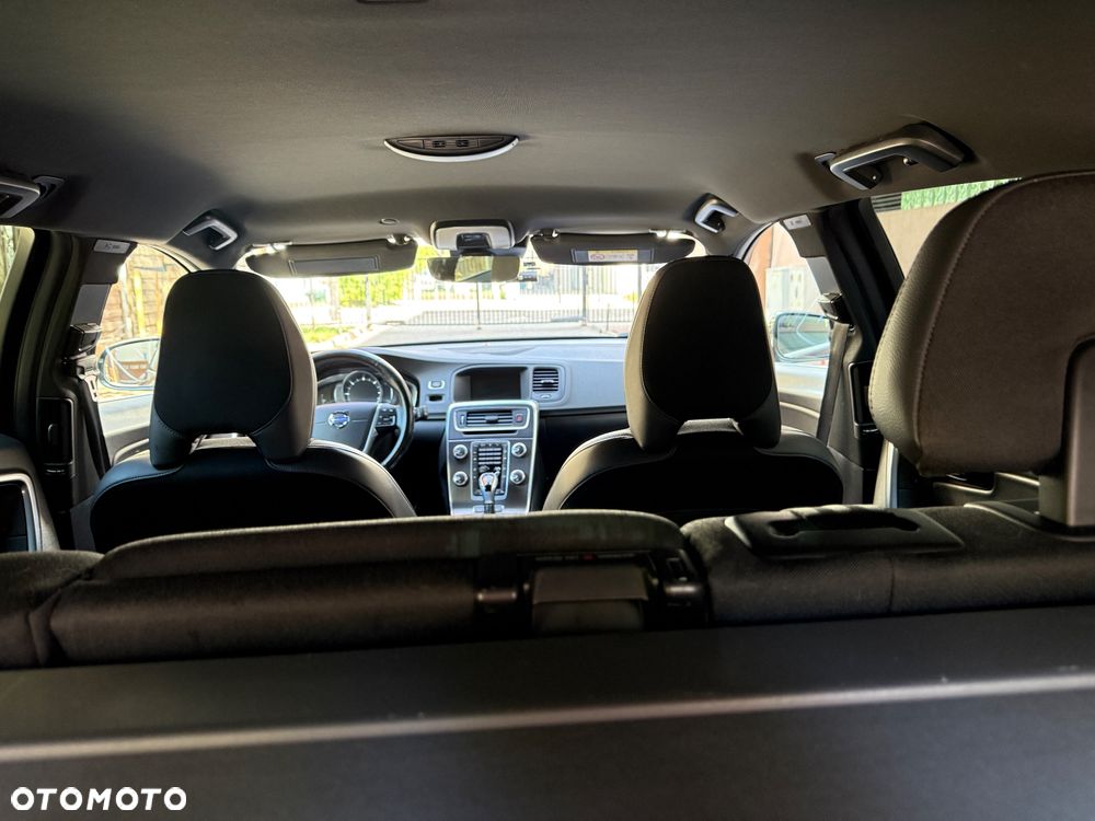 Volvo V60 D6 AWD Plug-in Hybrid Momentum - 9