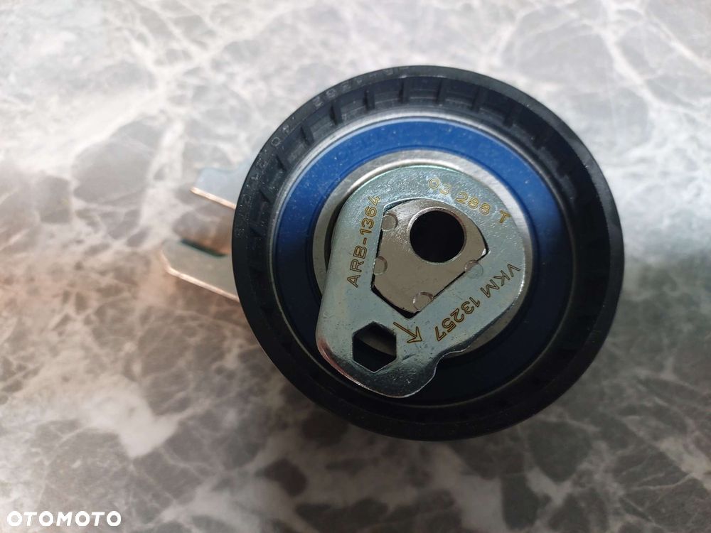Rolka napinająca paska rozrządu pasuje do: VOLVO C30, C70 II, S40 II, S80 II, V40, V50, V70 III; CITROEN C4, C4 GRAND PICASSO I, C4 I, C4 PICASSO I, C5, C5 II, C5 III, C8, JUMPY 2.0D 10.03- - 2