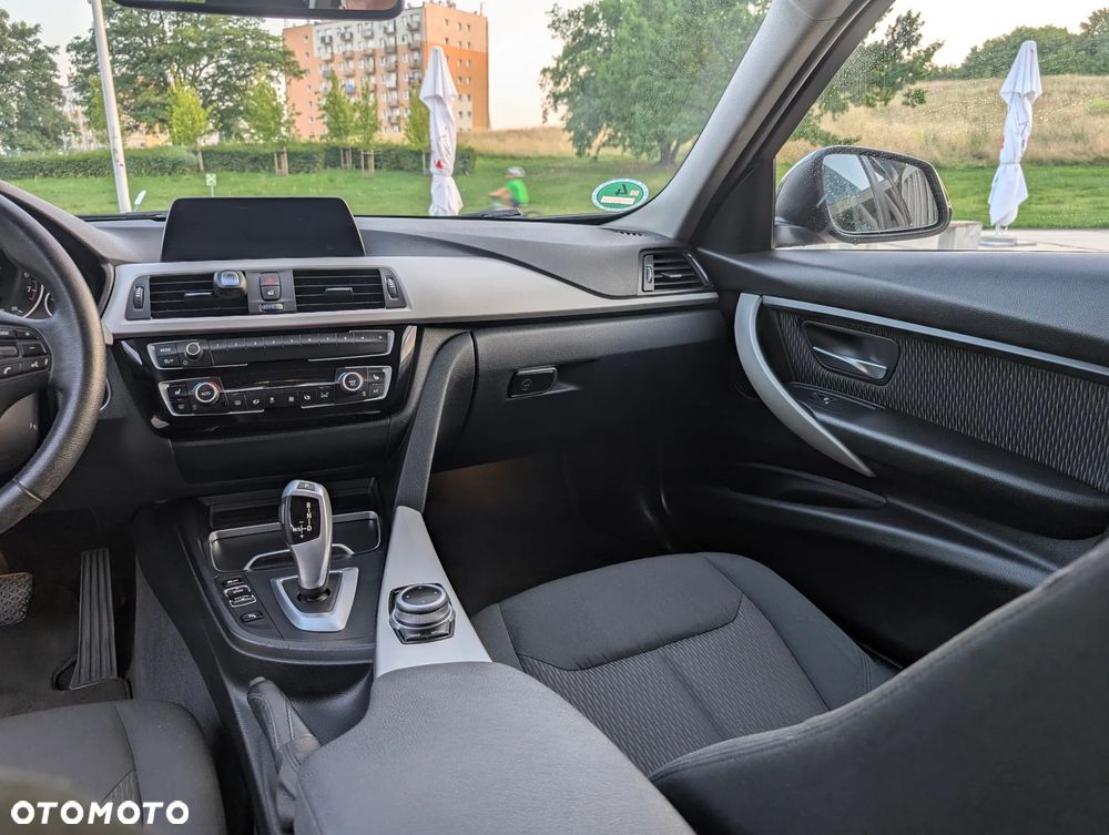 BMW Seria 3 318i - 9