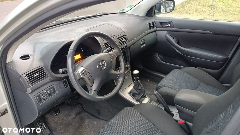 Toyota Avensis - 8