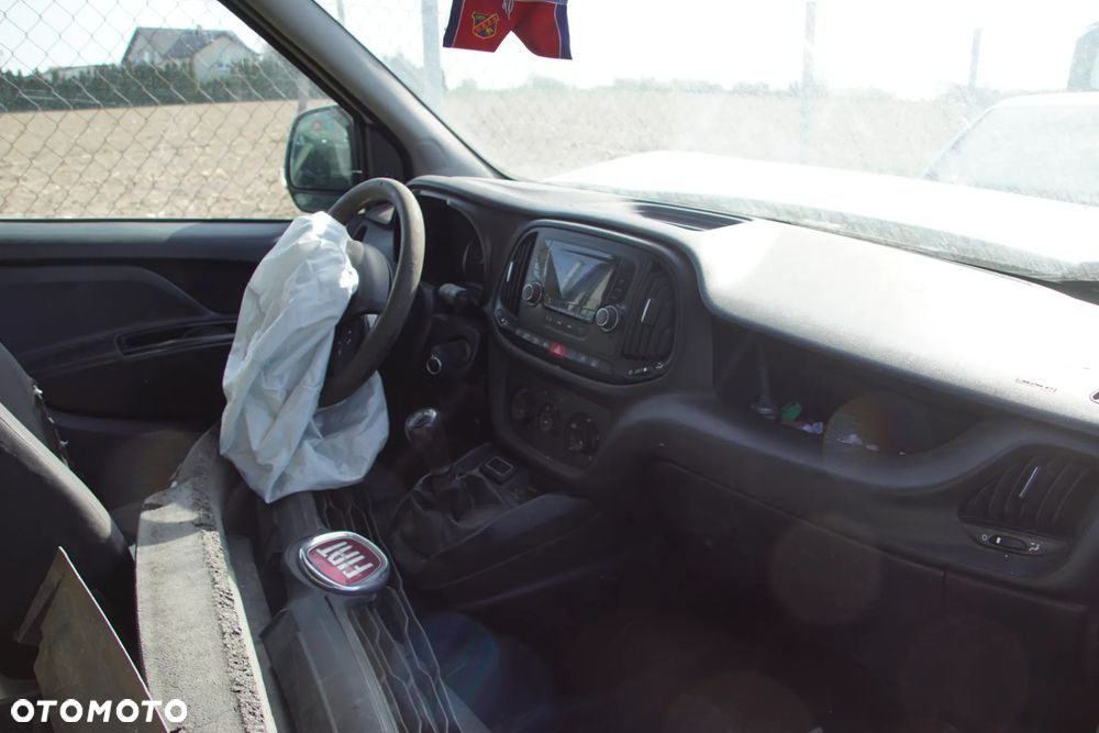 Auto na części - Fiat Doblo II Lift 1.3 MultiJet 90 KM 263A2000 C510 249 2016R Silnik Skrzynia Drzwi Błotnik Zderzak Lampa Klamka Lusterko Szyba Deska Kokpit Sterownik Moduł Czujnik Licznik Wyświetlacz Panel Kierownica - 14