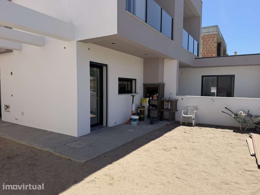 Moradia Duplex T3 + 1 Geminada, excelente localização e espaço exte... - Grande imagem: 5/27