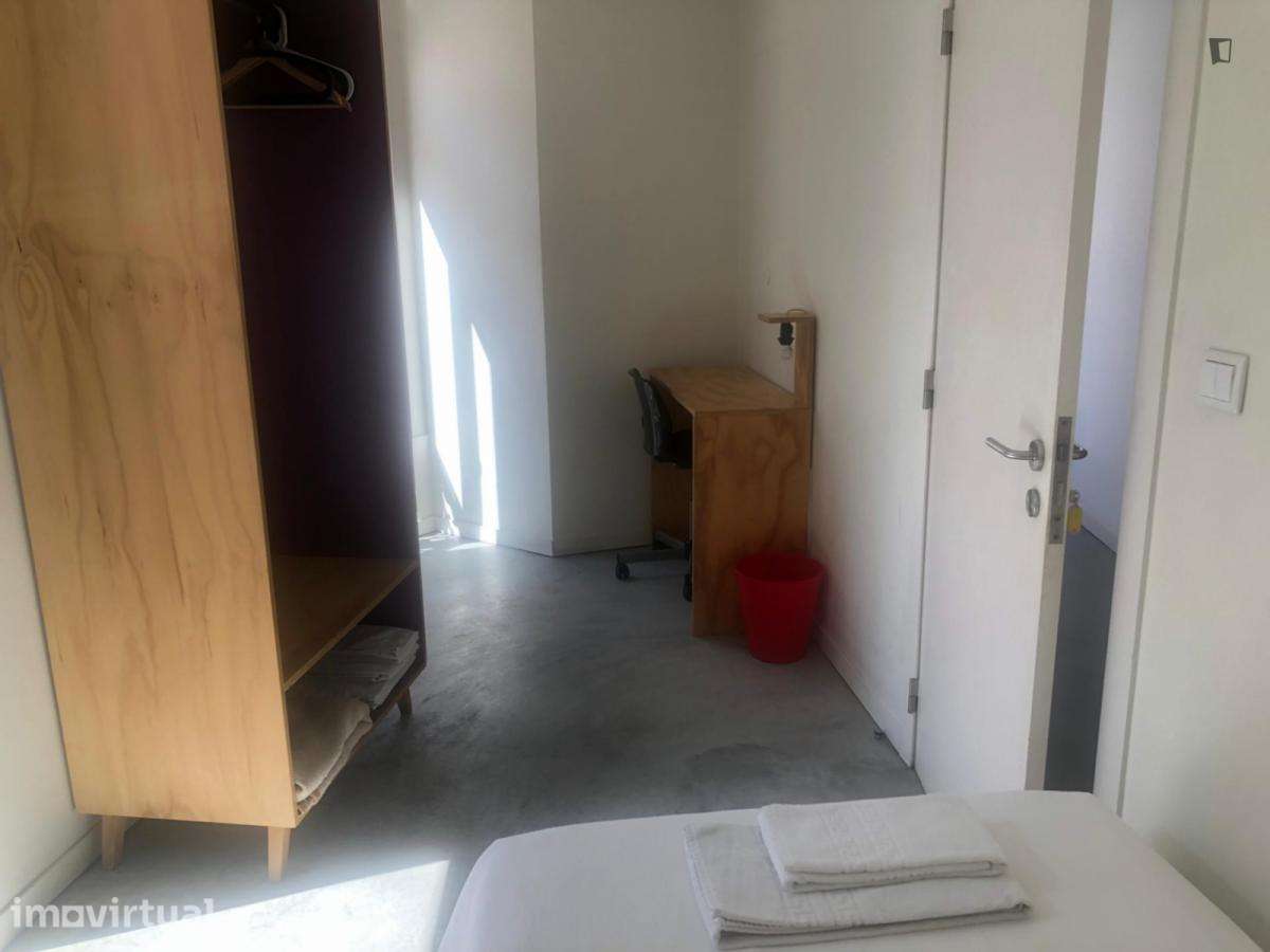 Quarto - localizado em Intendente Lisbon - Grande imagem: 5/12