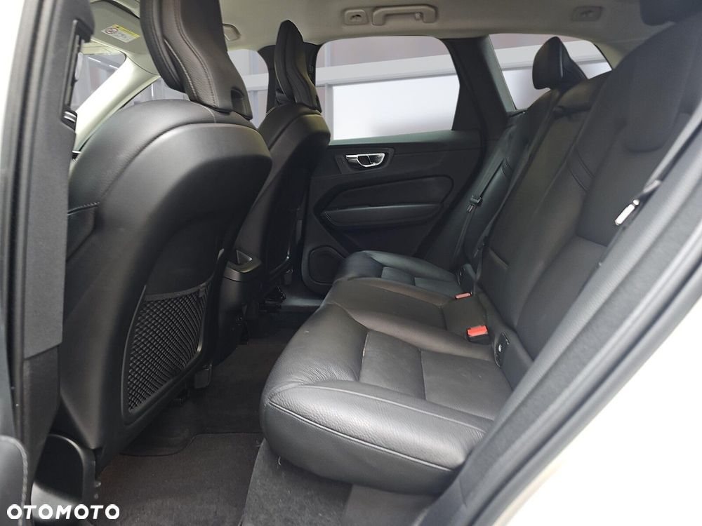 Volvo XC 60 B4 D Plus Dark - 11